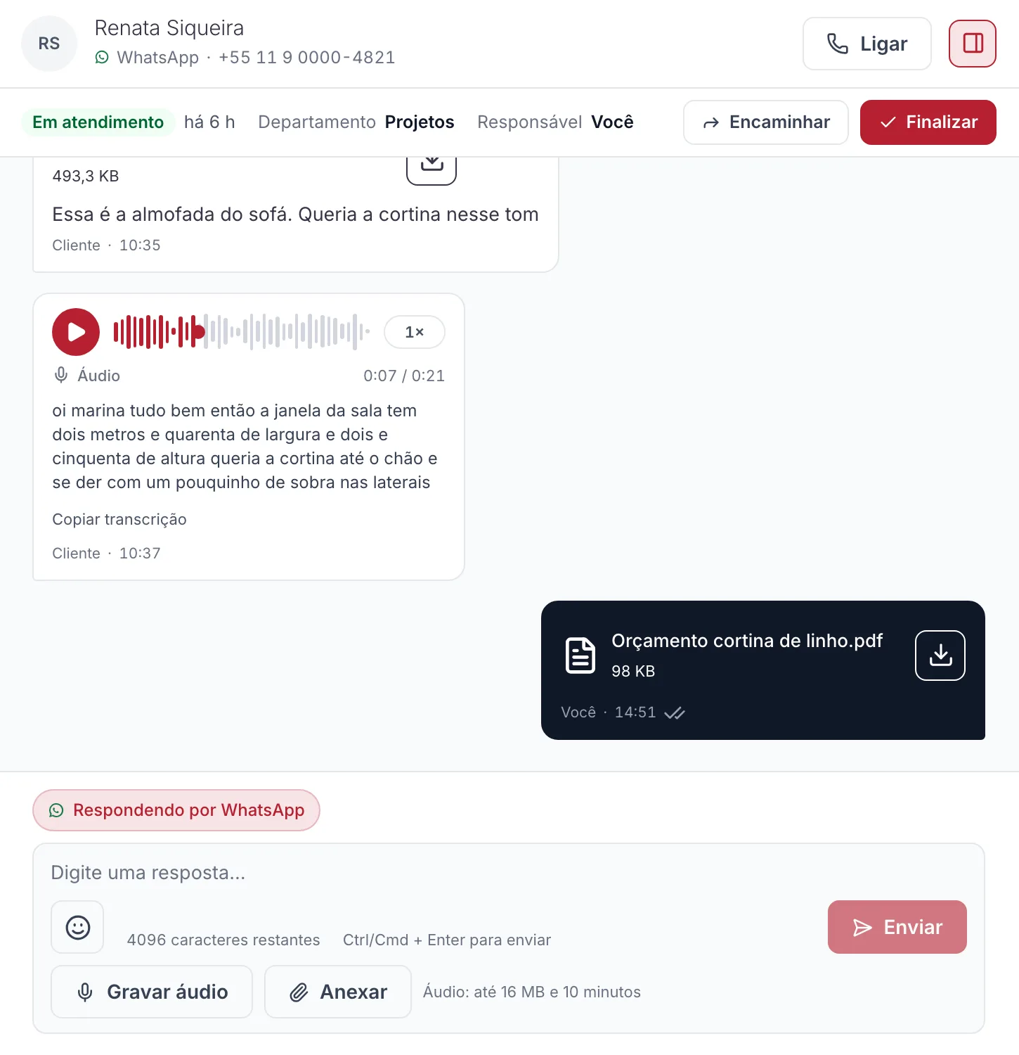 Conversa de WhatsApp com a cliente Renata Siqueira: em atendimento no departamento Projetos, com nota de voz e orçamento em PDF entregue e lido.